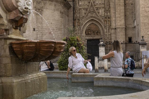 Hot weather hits Seville SEVILLE, SPAIN - JULY 2: Temperatures exceeding 40 degrees Celsius during a heatwave affect daily life in Seville, Spain, on July 2, 2026. Public spaces become quieter during the hottest hours as residents and tourists seek ways to stay cool. Macarena Perez Anadolu Seville Spain. Editorial use only. Please get in touch for any other usage.  Copyright: x2026xAnadoluxMacarenaxPerezx