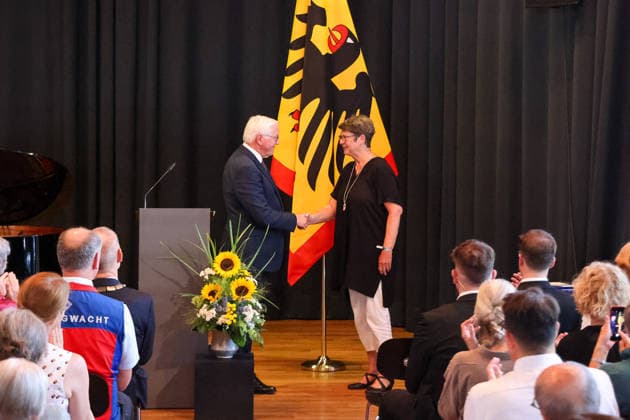 Der Bundespräsident der Bundesrepublik Deutschland, Frank-Walter Steinmeier, verleiht Frau Anette Eckstein den Verdienstorden der Bundesrepublik Deutschland. , Deutschland, Bundespräsident Frank-Walter Steinmeier, Format Ortszeit Deutschland, Ordensverleihung des Bundespräsidenten, 02.07.2026, Lörrach Werkraum Schöpflin Deutschland *** The President of the Federal Republic of Germany, Frank Walter Steinmeier, awards Ms. Anette Eckstein the Order of Merit of the Federal Republic of Germany, Germany, President Frank Walter Steinmeier, Format: Local Time in Germany, Award Ceremony by the President, July 2, 2026, Lörrach, Schöpflin Workshop, Germany Copyright: xGrantxHubbsx