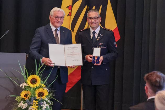 Der Bundespräsident der Bundesrepublik Deutschland, Frank-Walter Steinmeier, verleiht Herr Thomas Göttle den Verdienstorden der Bundesrepublik Deutschland. , Deutschland, Bundespräsident Frank-Walter Steinmeier, Format Ortszeit Deutschland, Ordensverleihung des Bundespräsidenten, 02.07.2026, Lörrach Werkraum Schöpflin Deutschland *** The Federal President of the Federal Republic of Germany, Frank Walter Steinmeier, awards Mr. Thomas Göttle the Order of Merit of the Federal Republic of Germany, Germany, Federal President Frank Walter Steinmeier, Format: Local Time in Germany, Award Ceremony by the Federal President, July 2, 2026, Lörrach, Schöpflin Workshop, Germany Copyright: xGrantxHubbsx