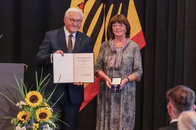 Der Bundespräsident der Bundesrepublik Deutschland, Frank-Walter Steinmeier, verleiht Frau Dr. Dagmar Reduth den Verdienstorden der Bundesrepublik Deutschland. , Deutschland, Bundespräsident Frank-Walter Steinmeier, Format Ortszeit Deutschland, Ordensverleihung des Bundespräsidenten, 02.07.2026, Lörrach Werkraum Schöpflin Deutschland *** The Federal President of the Federal Republic of Germany, Frank Walter Steinmeier, awards Dr. Dagmar Reduth the Order of Merit of the Federal Republic of Germany, Germany, Federal President Frank Walter Steinmeier, Format: Local Time in Germany, Award Ceremony by the Federal President, July 2, 2026, Lörrach, Schöpflin Workshop, Germany Copyright: xGrantxHubbsx