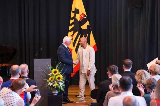 Der Bundespräsident der Bundesrepublik Deutschland, Frank-Walter Steinmeier, verleiht Herr Mentor Shalijani den Verdienstorden der Bundesrepublik Deutschland. , Deutschland, Bundespräsident Frank-Walter Steinmeier, Format Ortszeit Deutschland, Ordensverleihung des Bundespräsidenten, 02.07.2026, Lörrach Werkraum Schöpflin Deutschland *** The President of the Federal Republic of Germany, Frank Walter Steinmeier, awards Mr. Mentor Shalijani the Order of Merit of the Federal Republic of Germany, Germany, President Frank Walter Steinmeier, Format: Local Time in Germany, Award Ceremony by the President, July 2, 2026, Lörrach, Schöpflin Workshop, Germany Copyright: xGrantxHubbsx