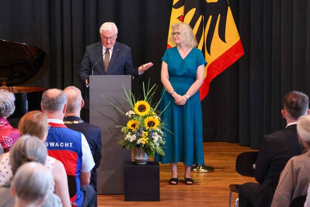Der Bundespräsident der Bundesrepublik Deutschland, Frank-Walter Steinmeier, verleiht Frau Elke Doerries den Verdienstorden der Bundesrepublik Deutschland. , Deutschland, Bundespräsident Frank-Walter Steinmeier, Format Ortszeit Deutschland, Ordensverleihung des Bundespräsidenten, 02.07.2026, Lörrach Werkraum Schöpflin Deutschland *** The President of the Federal Republic of Germany, Frank Walter Steinmeier, awards Ms. Elke Doerries the Order of Merit of the Federal Republic of Germany, Germany, President Frank Walter Steinmeier, Format: Local Time in Germany, Award Ceremony by the President, July 2, 2026, Lörrach, Schöpflin Workshop, Germany Copyright: xGrantxHubbsx