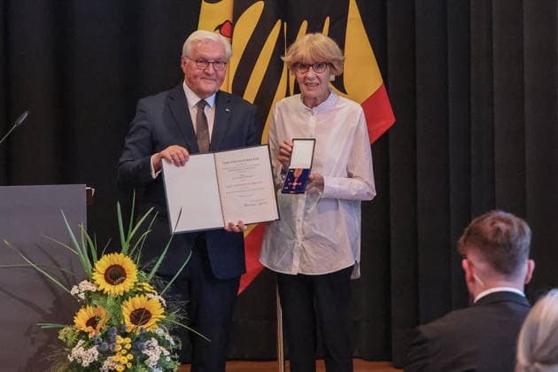 Der Bundespräsident der Bundesrepublik Deutschland, Frank-Walter Steinmeier, verleiht Frau Dr. Gudrun Schubert den Verdienstorden der Bundesrepublik Deutschland. , Deutschland, Bundespräsident Frank-Walter Steinmeier, Format Ortszeit Deutschland, Ordensverleihung des Bundespräsidenten, 02.07.2026, Lörrach Werkraum Schöpflin Deutschland *** The President of the Federal Republic of Germany, Frank Walter Steinmeier, awards Dr. Gudrun Schubert the Order of Merit of the Federal Republic of Germany, Germany, President Frank Walter Steinmeier, Format: Local Time in Germany, Award Ceremony by the President, July 2, 2026, Lörrach, Schöpflin Workshop, Germany Copyright: xGrantxHubbsx