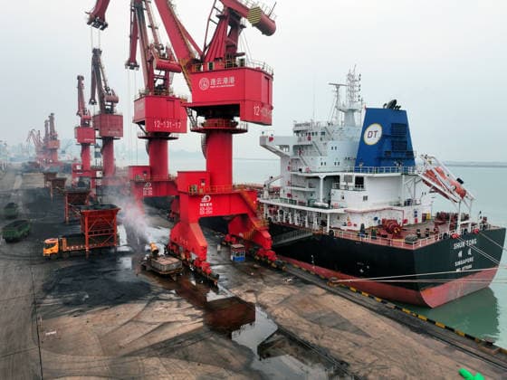 Lianyungang Port Coal Terminal LIANYUNGANG, CHINA - JULY 3, 2026 - A cargo ship was unloading imported coal at the coal terminal of Lianyungang Port in Lianyungang City, Jiangsu Province, China on July 3, 2026. Lianyungang Jiangsu China  Copyright: xCFOTOx i1783069300872