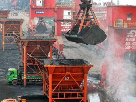 Lianyungang Port Coal Terminal LIANYUNGANG, CHINA - JULY 3, 2026 - A cargo ship was unloading imported coal at the coal terminal of Lianyungang Port in Lianyungang City, Jiangsu Province, China on July 3, 2026. Lianyungang Jiangsu China  Copyright: xCFOTOx i1783069301196