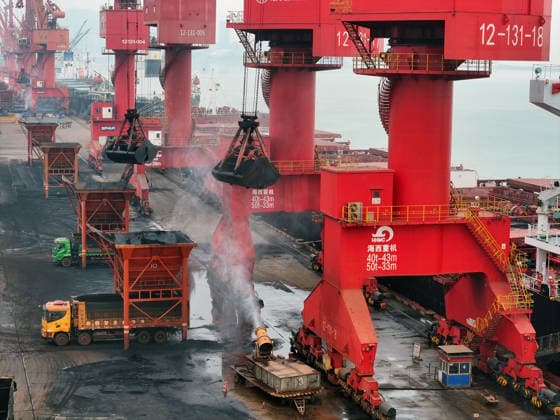 Lianyungang Port Coal Terminal LIANYUNGANG, CHINA - JULY 3, 2026 - A cargo ship was unloading imported coal at the coal terminal of Lianyungang Port in Lianyungang City, Jiangsu Province, China on July 3, 2026. Lianyungang Jiangsu China  Copyright: xCFOTOx i1783069301336