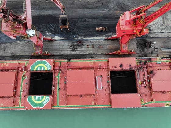 Lianyungang Port Coal Terminal LIANYUNGANG, CHINA - JULY 3, 2026 - A cargo ship was unloading imported coal at the coal terminal of Lianyungang Port in Lianyungang City, Jiangsu Province, China on July 3, 2026. Lianyungang Jiangsu China  Copyright: xCFOTOx i1783069302234