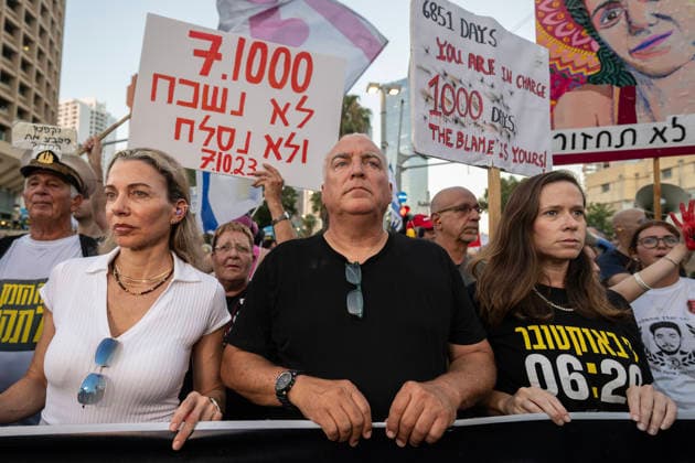 Anti-government rally in Tel Aviv - 02 Jul 2026 Eyal Eshel, the father of Roni Eshel, who was killed by Hamas on October 7, is a prominent advocate for the establishment of a state commission of inquiry seen during an anti-government rally. A rally was held to mark 1,000 days since the October 7 massacre. Demonstrators protested against the Israeli government, accusing it of responsibility for the failures that led to the attack and calling for a state commission of inquiry, which they say the government opposes because its findings could implicate Prime Minister Benjamin Netanyahu. Tel Aviv Israel Copyright: xYaelxGuiskyxAbasx xSOPAxImagesx 9329s