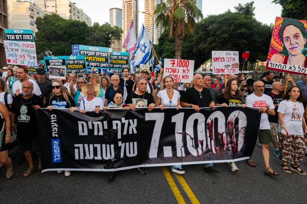 Anti-government rally in Tel Aviv - 02 Jul 2026 Protesters hold a banner and placards during an anti-government rally. A rally was held to mark 1,000 days since the October 7 massacre. Demonstrators protested against the Israeli government, accusing it of responsibility for the failures that led to the attack and calling for a state commission of inquiry, which they say the government opposes because its findings could implicate Prime Minister Benjamin Netanyahu. Tel Aviv Israel Copyright: xYaelxGuiskyxAbasx xSOPAxImagesx 9252s