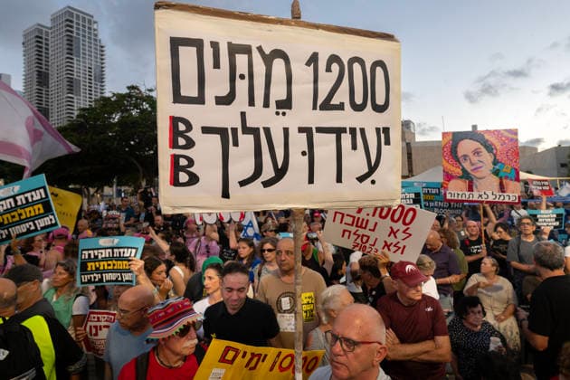 Anti-government rally in Tel Aviv - 02 Jul 2026 A protester holds a placard during an anti-government rally. A rally was held to mark 1,000 days since the October 7 massacre. Demonstrators protested against the Israeli government, accusing it of responsibility for the failures that led to the attack and calling for a state commission of inquiry, which they say the government opposes because its findings could implicate Prime Minister Benjamin Netanyahu. Tel Aviv Israel Copyright: xYaelxGuiskyxAbasx xSOPAxImagesx 9461s