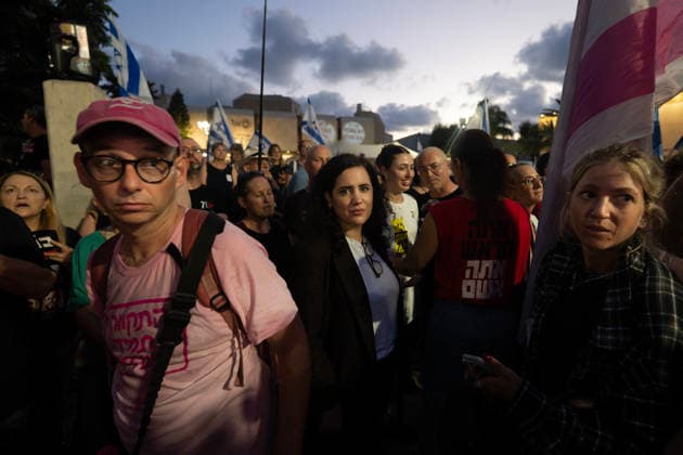 Anti-government rally in Tel Aviv - 02 Jul 2026 Member of Knesset Naama Lazimi of The Democrats party, a leading figure in the opposition to the Israeli government takes part during an anti-government rally. A rally was held to mark 1,000 days since the October 7 massacre. Demonstrators protested against the Israeli government, accusing it of responsibility for the failures that led to the attack and calling for a state commission of inquiry, which they say the government opposes because its findings could implicate Prime Minister Benjamin Netanyahu. Tel Aviv Israel Copyright: xYaelxGuiskyxAbasx xSOPAxImagesx 9578s