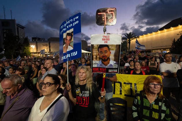 Anti-government rally in Tel Aviv - 02 Jul 2026 Protesters hold placards during an anti-government rally. A rally was held to mark 1,000 days since the October 7 massacre. Demonstrators protested against the Israeli government, accusing it of responsibility for the failures that led to the attack and calling for a state commission of inquiry, which they say the government opposes because its findings could implicate Prime Minister Benjamin Netanyahu. Tel Aviv Israel Copyright: xYaelxGuiskyxAbasx xSOPAxImagesx 9606s