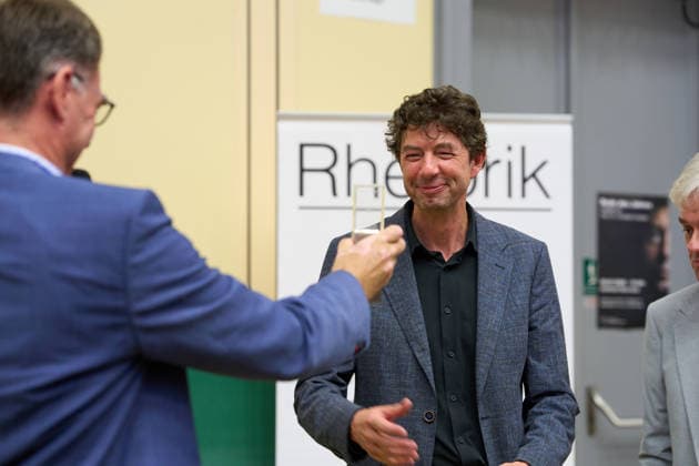 Tuebingen Christian Drosten erhaelt Auszeichnung Rede des Jahres 2025 der Universitaet Tübingen. Tuebingen 02.07.2026 Christian Drosten nimmt seinen Preis von Prof. Dr. Olaf Kramer entgegen. Tuebingen, 02.07.2026 *** Tübingen: Christian Drosten Receives the University of Tübingen’s Speech of the Year 2025 Award Tübingen, July 2, 2026: Christian Drosten accepts his award from Prof. Dr. Olaf Kramer Tübingen, July 2, 2026 Copyright: xEibner-Pressefoto ThomasxDingesx EP_TDS
