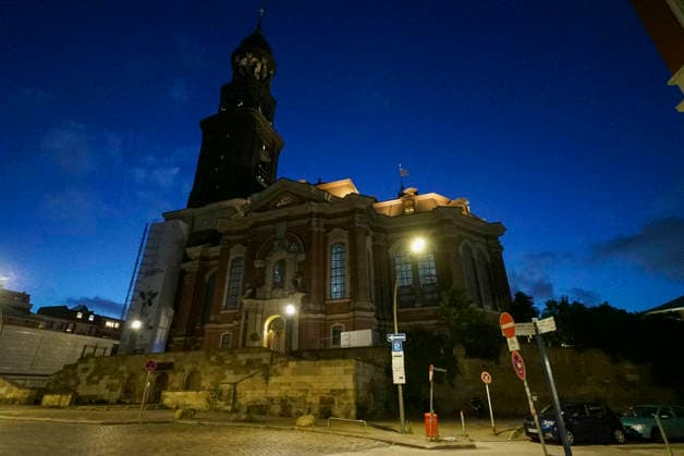 CNTV MICHEL- Aussenansicht der Kirche LIcht Light Show Hamburg 02.07.2026 Die Hauptkirche St.Michaelis,dem Hamburger Michel erstrahlt fuer mehrere Monate in neuem Licht LUMINISCENCE Licht Show das einmalige 360Â° Illuminationserlebnis macht die Architektur des Michel hor und sichtbar und der Raumklang setzt die barocke Architektur bestens in Szene.Hauptkirche St. Michaelis Michel ist ein evangelischer Sakralbau in der Neustadt von Hamburg Hamburg Deutschland *** CNTV MICHEL Exterior view of the church Light Show Hamburg July 2, 2026 St. Michael’s Church, known as the Hamburg Michel, will shine in a new light for several months during the LUMINISCENCE Light Show—a unique 360° illumination experience brings the architecture of the Michel to