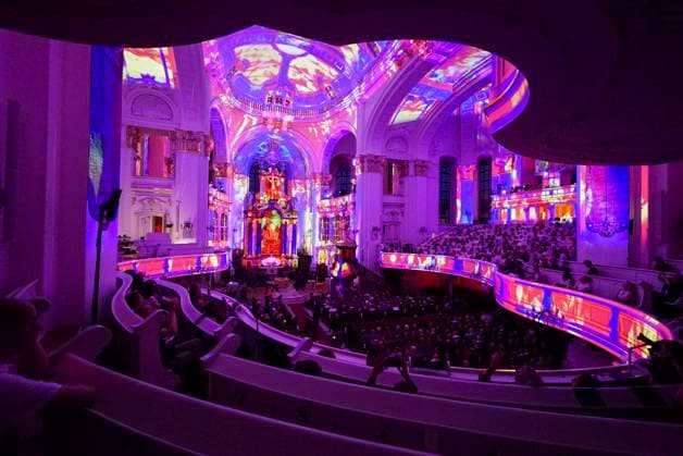 CNTV MICHEL- Innenansicht der Kirche LIcht Light Show Hamburg 02.07.2026 Die Hauptkirche St.Michaelis,dem Hamburger Michel erstrahlt fuer mehrere Monate in neuem Licht LUMINISCENCE Licht Show das einmalige 360Â° Illuminationserlebnis macht die Architektur des Michel hor und sichtbar und der Raumklang setzt die barocke Architektur bestens in Szene.Hauptkirche St. Michaelis Michel ist ein evangelischer Sakralbau in der Neustadt von Hamburg Hamburg Deutschland *** CNTV MICHEL Interior View of the Church Light Show Hamburg July 2, 2026 St. Michael’s Church, known as the Michel in Hamburg, will shine in a new light for several months during the LUMINISCENCE Light Show—a unique 360° illumination experience brings the architecture of the Miche