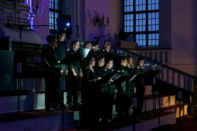 CNTV MICHEL- Innenansicht der Kirche Kirchen Choe singen Hamburg 02.07.2026 Die Hauptkirche St.Michaelis,dem Hamburger Michel erstrahlt fuer mehrere Monate in neuem Licht LUMINISCENCE Licht Show das einmalige 360Â° Illuminationserlebnis macht die Architektur des Michel hor und sichtbar und der Raumklang setzt die barocke Architektur bestens in Szene.Hauptkirche St. Michaelis Michel ist ein evangelischer Sakralbau in der Neustadt von Hamburg Hamburg Deutschland *** CNTV MICHEL Interior view of the church; church choir singing; Hamburg, July 2, 2026. St. Michael’s Church, known as the Michel in Hamburg, will shine in a new light for several months during the LUMINISCENCE light show—a unique 360° illumination experience brings the archite