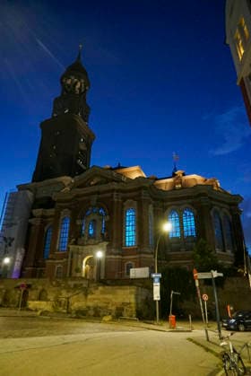 CNTV MICHEL- Aussenansicht der Kirche LIcht Light Show Hamburg 02.07.2026 Die Hauptkirche St.Michaelis,dem Hamburger Michel erstrahlt fuer mehrere Monate in neuem Licht LUMINISCENCE Licht Show das einmalige 360Â° Illuminationserlebnis macht die Architektur des Michel hor und sichtbar und der Raumklang setzt die barocke Architektur bestens in Szene.Hauptkirche St. Michaelis Michel ist ein evangelischer Sakralbau in der Neustadt von Hamburg Hamburg Deutschland *** CNTV MICHEL Exterior view of the church Light Show Hamburg July 2, 2026 St. Michael’s Church, known as the Hamburg Michel, will shine in a new light for several months during the LUMINISCENCE Light Show—a unique 360° illumination experience brings the architecture of the Michel to