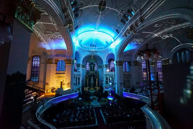CNTV MICHEL- Innenansicht der Kirche LIcht Light Show Hamburg 02.07.2026 Die Hauptkirche St.Michaelis,dem Hamburger Michel erstrahlt fuer mehrere Monate in neuem Licht LUMINISCENCE Licht Show das einmalige 360Â° Illuminationserlebnis macht die Architektur des Michel hor und sichtbar und der Raumklang setzt die barocke Architektur bestens in Szene.Hauptkirche St. Michaelis Michel ist ein evangelischer Sakralbau in der Neustadt von Hamburg Hamburg Deutschland *** CNTV MICHEL Interior View of the Church Light Show Hamburg July 2, 2026 St. Michael’s Church, known as the Hamburg Michel, will shine in a new light for several months. LUMINISCENCE Light Show: the unique 360° illumination experience brings the architecture of the Michel to life, a