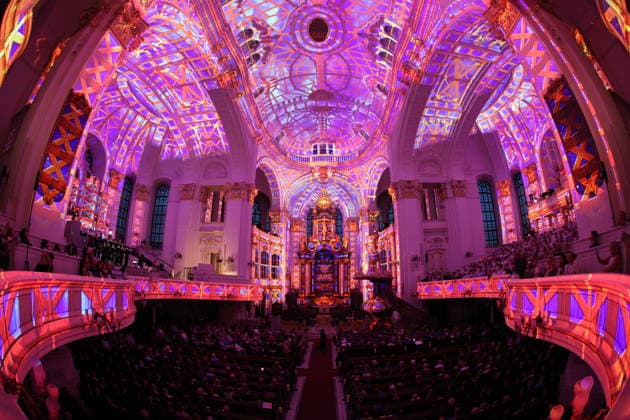 Luminiscence - die immersive Sound- und Lichtshow feiert Premiere in der Hauptkirche St. Michaelis am 2.7.2026, die barocke Architektur im Michel wird in der Nacht durch Licht und Musik in einen atemberaubenden Raum verwandelt, Ben Becker ist der Erzähler, der die Zuschauer mitnimmt auf eine Reise durch die wechselvolle Geschichte des Michels. Die Show soll viermal in der Woche bis September zu sehen sein *** Luminiscence, the immersive sound and light show, will premiere at St. Michael s Church on July 2, 2026. At night, the baroque architecture of St. Michael s will be transformed into a breathtaking space through light and music, Ben Becker is the narrator who takes the audience on a journey through the eventful history of St. Michae
