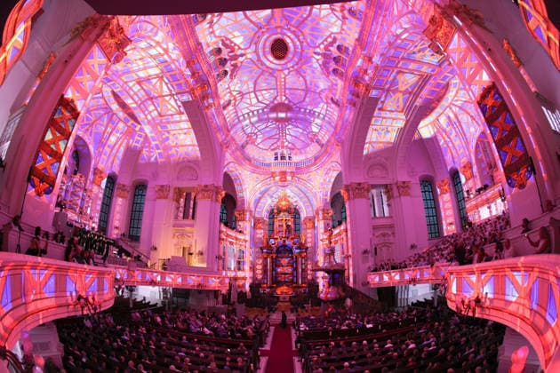 Luminiscence - die immersive Sound- und Lichtshow feiert Premiere in der Hauptkirche St. Michaelis am 2.7.2026, die barocke Architektur im Michel wird in der Nacht durch Licht und Musik in einen atemberaubenden Raum verwandelt, Ben Becker ist der Erzähler, der die Zuschauer mitnimmt auf eine Reise durch die wechselvolle Geschichte des Michels. Die Show soll viermal in der Woche bis September zu sehen sein *** Luminiscence, the immersive sound and light show, will premiere at St. Michael s Church on July 2, 2026. At night, the baroque architecture of St. Michael s will be transformed into a breathtaking space through light and music, Ben Becker is the narrator who takes the audience on a journey through the eventful history of St. Michae