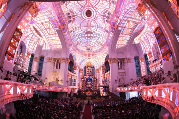 Luminiscence - die immersive Sound- und Lichtshow feiert Premiere in der Hauptkirche St. Michaelis am 2.7.2026, die barocke Architektur im Michel wird in der Nacht durch Licht und Musik in einen atemberaubenden Raum verwandelt, Ben Becker ist der Erzähler, der die Zuschauer mitnimmt auf eine Reise durch die wechselvolle Geschichte des Michels. Die Show soll viermal in der Woche bis September zu sehen sein *** Luminiscence, the immersive sound and light show, will premiere at St. Michael s Church on July 2, 2026. At night, the baroque architecture of St. Michael s will be transformed into a breathtaking space through light and music, Ben Becker is the narrator who takes the audience on a journey through the eventful history of St. Michae