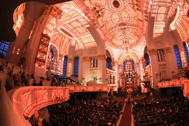 Luminiscence - die immersive Sound- und Lichtshow feiert Premiere in der Hauptkirche St. Michaelis am 2.7.2026, die barocke Architektur im Michel wird in der Nacht durch Licht und Musik in einen atemberaubenden Raum verwandelt, Ben Becker ist der Erzähler, der die Zuschauer mitnimmt auf eine Reise durch die wechselvolle Geschichte des Michels. Die Show soll viermal in der Woche bis September zu sehen sein *** Luminiscence, the immersive sound and light show, will premiere at St. Michael s Church on July 2, 2026. At night, the baroque architecture of St. Michael s will be transformed into a breathtaking space through light and music, Ben Becker is the narrator who takes the audience on a journey through the eventful history of St. Michae