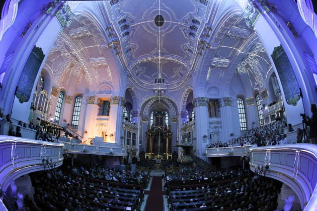 Luminiscence - die immersive Sound- und Lichtshow feiert Premiere in der Hauptkirche St. Michaelis am 2.7.2026, die barocke Architektur im Michel wird in der Nacht durch Licht und Musik in einen atemberaubenden Raum verwandelt, Ben Becker ist der Erzähler, der die Zuschauer mitnimmt auf eine Reise durch die wechselvolle Geschichte des Michels. Die Show soll viermal in der Woche bis September zu sehen sein *** Luminiscence, the immersive sound and light show, will premiere at St. Michael’s Main Church on July 2, 2026. At night, the baroque architecture of St. Michael’s will be transformed into a breathtaking space through light and music, Ben Becker is the narrator who takes the audience on a journey through the eventful history of St. M