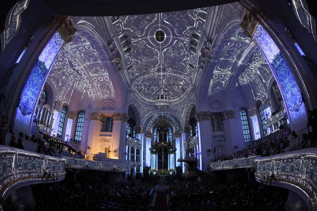 Luminiscence - die immersive Sound- und Lichtshow feiert Premiere in der Hauptkirche St. Michaelis am 2.7.2026, die barocke Architektur im Michel wird in der Nacht durch Licht und Musik in einen atemberaubenden Raum verwandelt, Ben Becker ist der Erzähler, der die Zuschauer mitnimmt auf eine Reise durch die wechselvolle Geschichte des Michels. Die Show soll viermal in der Woche bis September zu sehen sein *** Luminiscence, the immersive sound and light show, will premiere at St. Michael’s Main Church on July 2, 2026. At night, the baroque architecture of St. Michael’s will be transformed into a breathtaking space through light and music, Ben Becker is the narrator who takes the audience on a journey through the eventful history of St. M