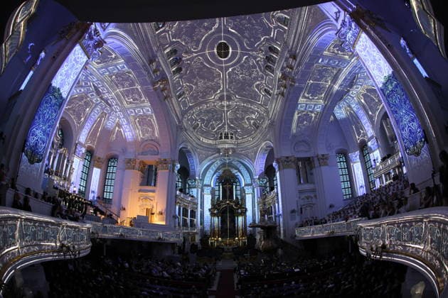 Luminiscence - die immersive Sound- und Lichtshow feiert Premiere in der Hauptkirche St. Michaelis am 2.7.2026, die barocke Architektur im Michel wird in der Nacht durch Licht und Musik in einen atemberaubenden Raum verwandelt, Ben Becker ist der Erzähler, der die Zuschauer mitnimmt auf eine Reise durch die wechselvolle Geschichte des Michels. Die Show soll viermal in der Woche bis September zu sehen sein *** Luminiscence, the immersive sound and light show, will premiere at St. Michael’s Main Church on July 2, 2026. At night, the baroque architecture of St. Michael’s will be transformed into a breathtaking space through light and music, Ben Becker is the narrator who takes the audience on a journey through the eventful history of St. M