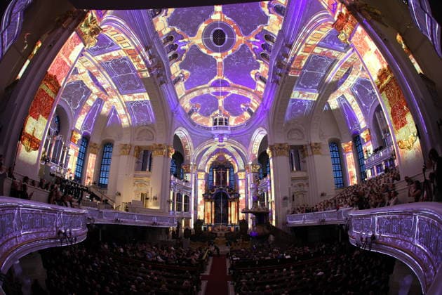 Luminiscence - die immersive Sound- und Lichtshow feiert Premiere in der Hauptkirche St. Michaelis am 2.7.2026, die barocke Architektur im Michel wird in der Nacht durch Licht und Musik in einen atemberaubenden Raum verwandelt, Ben Becker ist der Erzähler, der die Zuschauer mitnimmt auf eine Reise durch die wechselvolle Geschichte des Michels. Die Show soll viermal in der Woche bis September zu sehen sein *** Luminiscence, the immersive sound and light show, will premiere at St. Michael’s Main Church on July 2, 2026. At night, the baroque architecture of St. Michael’s will be transformed into a breathtaking space through light and music, Ben Becker is the narrator who takes the audience on a journey through the eventful history of St. M