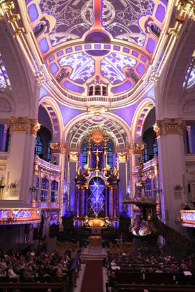 Luminiscence - die immersive Sound- und Lichtshow feiert Premiere in der Hauptkirche St. Michaelis am 2.7.2026, die barocke Architektur im Michel wird in der Nacht durch Licht und Musik in einen atemberaubenden Raum verwandelt, Ben Becker ist der Erzähler, der die Zuschauer mitnimmt auf eine Reise durch die wechselvolle Geschichte des Michels. Die Show soll viermal in der Woche bis September zu sehen sein *** Luminiscence, the immersive sound and light show, will premiere at St. Michael’s Main Church on July 2, 2026. At night, the baroque architecture of St. Michael’s will be transformed into a breathtaking space through light and music, Ben Becker is the narrator who takes the audience on a journey through the eventful history of St. M