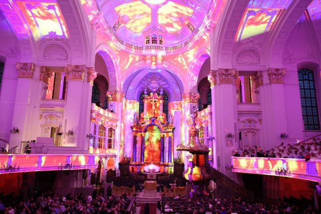 Luminiscence - die immersive Sound- und Lichtshow feiert Premiere in der Hauptkirche St. Michaelis am 2.7.2026, die barocke Architektur im Michel wird in der Nacht durch Licht und Musik in einen atemberaubenden Raum verwandelt, Ben Becker ist der Erzähler, der die Zuschauer mitnimmt auf eine Reise durch die wechselvolle Geschichte des Michels. Die Show soll viermal in der Woche bis September zu sehen sein *** Luminiscence, the immersive sound and light show, will premiere at St. Michael’s Main Church on July 2, 2026. At night, the baroque architecture of St. Michael’s will be transformed into a breathtaking space through light and music, Ben Becker is the narrator who takes the audience on a journey through the eventful history of St. M