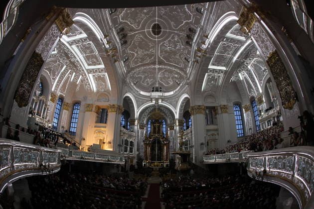 Luminiscence - die immersive Sound- und Lichtshow feiert Premiere in der Hauptkirche St. Michaelis am 2.7.2026, die barocke Architektur im Michel wird in der Nacht durch Licht und Musik in einen atemberaubenden Raum verwandelt, Ben Becker ist der Erzähler, der die Zuschauer mitnimmt auf eine Reise durch die wechselvolle Geschichte des Michels. Die Show soll viermal in der Woche bis September zu sehen sein *** Luminiscence, the immersive sound and light show, will premiere at St. Michael’s Church on July 2, 2026. At night, the baroque architecture of St. Michael’s will be transformed into a breathtaking space through light and music, Ben Becker is the narrator who takes the audience on a journey through the eventful history of St. Michae