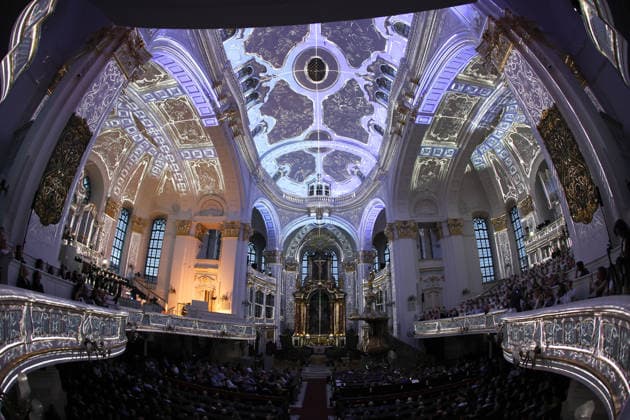 Luminiscence - die immersive Sound- und Lichtshow feiert Premiere in der Hauptkirche St. Michaelis am 2.7.2026, die barocke Architektur im Michel wird in der Nacht durch Licht und Musik in einen atemberaubenden Raum verwandelt, Ben Becker ist der Erzähler, der die Zuschauer mitnimmt auf eine Reise durch die wechselvolle Geschichte des Michels. Die Show soll viermal in der Woche bis September zu sehen sein *** Luminiscence, the immersive sound and light show, will premiere at St. Michael’s Church on July 2, 2026. At night, the baroque architecture of St. Michael’s will be transformed into a breathtaking space through light and music, Ben Becker is the narrator who takes the audience on a journey through the eventful history of St. Michae