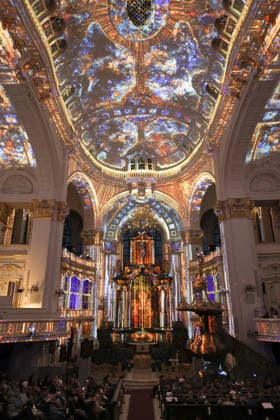 Luminiscence - die immersive Sound- und Lichtshow feiert Premiere in der Hauptkirche St. Michaelis am 2.7.2026, die barocke Architektur im Michel wird in der Nacht durch Licht und Musik in einen atemberaubenden Raum verwandelt, Ben Becker ist der Erzähler, der die Zuschauer mitnimmt auf eine Reise durch die wechselvolle Geschichte des Michels. Die Show soll viermal in der Woche bis September zu sehen sein *** Luminiscence, the immersive sound and light show, will premiere at St. Michael’s Main Church on July 2, 2026. At night, the Baroque architecture of St. Michael’s will be transformed into a breathtaking space through light and music, Ben Becker is the narrator who takes the audience on a journey through the eventful history of St. M