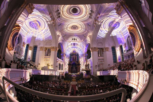 Luminiscence - die immersive Sound- und Lichtshow feiert Premiere in der Hauptkirche St. Michaelis am 2.7.2026, die barocke Architektur im Michel wird in der Nacht durch Licht und Musik in einen atemberaubenden Raum verwandelt, Ben Becker ist der Erzähler, der die Zuschauer mitnimmt auf eine Reise durch die wechselvolle Geschichte des Michels. Die Show soll viermal in der Woche bis September zu sehen sein *** Luminiscence, the immersive sound and light show, will premiere at St. Michael’s Main Church on July 2, 2026. At night, the Baroque architecture of St. Michael’s will be transformed into a breathtaking space through light and music, Ben Becker is the narrator who takes the audience on a journey through the eventful history of St. M