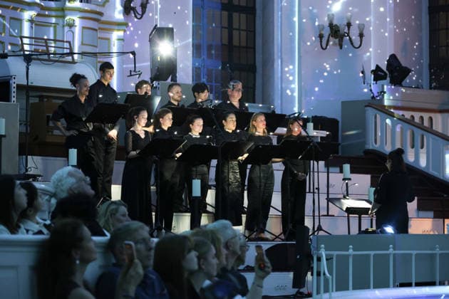 Der Chor singt live, Luminiscence - die immersive Sound- und Lichtshow feiert Premiere in der Hauptkirche St. Michaelis am 2.7.2026, die barocke Architektur im Michel wird in der Nacht durch Licht und Musik in einen atemberaubenden Raum verwandelt, Ben Becker ist der Erzähler, der die Zuschauer mitnimmt auf eine Reise durch die wechselvolle Geschichte des Michels. Die Show soll viermal in der Woche bis September zu sehen sein *** The choir sings live; Luminiscence, the immersive sound and light show, will premiere at St. Michael’s Church on July 2, 2026. At night, the baroque architecture of St. Michael’s will be transformed into a breathtaking space through light and music, Ben Becker is the narrator who takes the audience on a journey