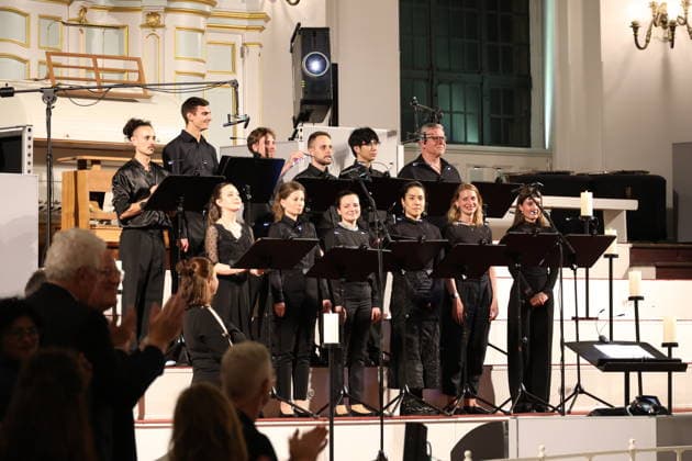 Applaus für den Chor, Luminiscence - die immersive Sound- und Lichtshow feiert Premiere in der Hauptkirche St. Michaelis am 2.7.2026, die barocke Architektur im Michel wird in der Nacht durch Licht und Musik in einen atemberaubenden Raum verwandelt, Ben Becker ist der Erzähler, der die Zuschauer mitnimmt auf eine Reise durch die wechselvolle Geschichte des Michels. Die Show soll viermal in der Woche bis September zu sehen sein *** Applause for the choir! Luminiscence, the immersive sound and light show, will premiere at St. Michael’s Church on July 2, 2026. At night, the baroque architecture of St. Michael’s will be transformed into a breathtaking space through light and music. Ben Becker is the narrator who takes the audience on a jour