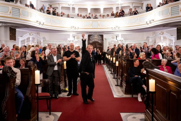 Applaus für Ben Becker nach der Show, Luminiscence - die immersive Sound- und Lichtshow feiert Premiere in der Hauptkirche St. Michaelis am 2.7.2026, die barocke Architektur im Michel wird in der Nacht durch Licht und Musik in einen atemberaubenden Raum verwandelt, Ben Becker ist der Erzähler, der die Zuschauer mitnimmt auf eine Reise durch die wechselvolle Geschichte des Michels. Die Show soll viermal in der Woche bis September zu sehen sein *** Applause for Ben Becker after the show; Luminiscence, the immersive sound and light show, premieres at St. Michael’s Main Church on July 2, 2026. The baroque architecture of St. Michael’s is transformed into a breathtaking space at night through light and music, Ben Becker is the narrator who t