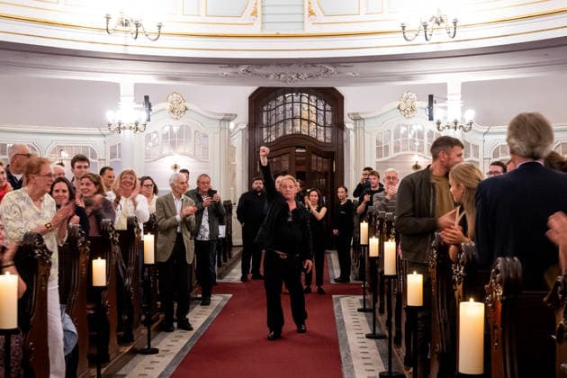 Applaus für Ben Becker nach der Show, Luminiscence - die immersive Sound- und Lichtshow feiert Premiere in der Hauptkirche St. Michaelis am 2.7.2026, die barocke Architektur im Michel wird in der Nacht durch Licht und Musik in einen atemberaubenden Raum verwandelt, Ben Becker ist der Erzähler, der die Zuschauer mitnimmt auf eine Reise durch die wechselvolle Geschichte des Michels. Die Show soll viermal in der Woche bis September zu sehen sein *** Applause for Ben Becker after the show; Luminiscence, the immersive sound and light show, premieres at St. Michael’s Main Church on July 2, 2026. The baroque architecture of St. Michael’s is transformed into a breathtaking space at night through light and music, Ben Becker is the narrator who t