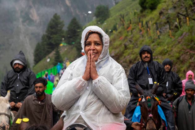 Annual Hindu Pilgrimage Amarnath Yatra begins in Baltal Sonamarg, India - 03 Jul 2026 A Hindu devotee seen praying as porters carry her along a mountain path during the annual Amarnath pilgrimage to the cave shrine in Baltal some 100 km (62 miles) east of Srinagar. Thousands of Hindu pilgrims braving sub-zero temperatures begin the annual Amarnath Yatra trekking across glaciers, steep mountain trails and high altitude terrain to reach the sacred Amarnath cave shrine in the Himalayas of Indian-administered Kashmir. The cave houses a naturally formed ice stalagmite revered by devotees as a symbol of Lord Shiva, one of Hinduism s principal deities. The pilgrimage, which runs from July 3 to August 28 is expected to draw thousands of devotees ma Copyright: xFaisalxBashirx xSOPAxImagesx 17AmarnathPilgrimage2026