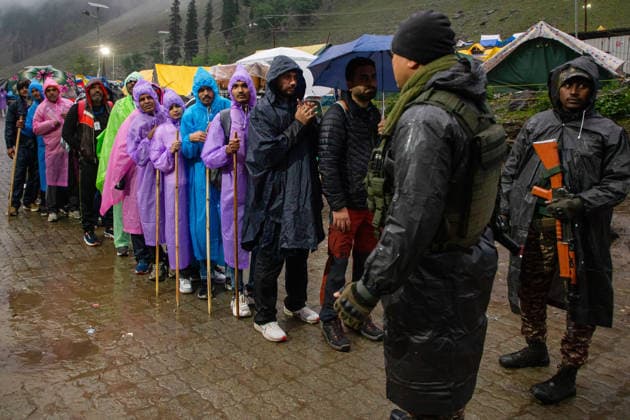 Annual Hindu Pilgrimage Amarnath Yatra begins in Baltal Sonamarg, India - 03 Jul 2026 Indian paramilitary soldiers guard as Hindu devotees make their way during the annual Amarnath pilgrimage to the cave shrine at the Baltal base camp some 100 km (62 miles) east of Srinagar. Thousands of Hindu pilgrims braving sub-zero temperatures begin the annual Amarnath Yatra trekking across glaciers, steep mountain trails and high altitude terrain to reach the sacred Amarnath cave shrine in the Himalayas of Indian-administered Kashmir. The cave houses a naturally formed ice stalagmite revered by devotees as a symbol of Lord Shiva, one of Hinduism s principal deities. The pilgrimage, which runs from July 3 to August 28 is expected to draw thousands of d Copyright: xFaisalxBashirx xSOPAxImagesx 28AmarnathPilgrimage2026