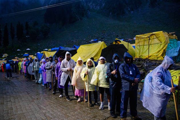 Annual Hindu Pilgrimage Amarnath Yatra begins in Baltal Sonamarg, India - 03 Jul 2026 Hindu devotees wait in a queue as they make their way along a mountain path during the annual Amarnath pilgrimage to the cave shrine in Baltal, some 100 km (62 miles) east of Srinagar. Thousands of Hindu pilgrims braving sub-zero temperatures begin the annual Amarnath Yatra trekking across glaciers, steep mountain trails and high altitude terrain to reach the sacred Amarnath cave shrine in the Himalayas of Indian-administered Kashmir. The cave houses a naturally formed ice stalagmite revered by devotees as a symbol of Lord Shiva, one of Hinduism s principal deities. The pilgrimage, which runs from July 3 to August 28 is expected to draw thousands of devote Copyright: xFaisalxBashirx xSOPAxImagesx 29AmarnathPilgrimage2026