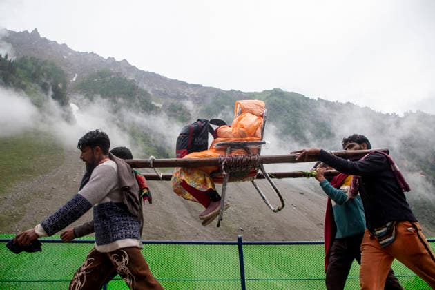 Annual Hindu Pilgrimage Amarnath Yatra begins in Baltal Sonamarg, India - 03 Jul 2026 Kashmiri Muslim palanquin bearers carry a Hindu pilgrim along a mountain path during the annual Amarnath pilgrimage to the cave shrine near Baltal some 100 km (62 miles) east of Srinagar. Thousands of Hindu pilgrims braving sub-zero temperatures begin the annual Amarnath Yatra trekking across glaciers, steep mountain trails and high altitude terrain to reach the sacred Amarnath cave shrine in the Himalayas of Indian-administered Kashmir. The cave houses a naturally formed ice stalagmite revered by devotees as a symbol of Lord Shiva, one of Hinduism s principal deities. The pilgrimage, which runs from July 3 to August 28 is expected to draw thousands of dev Copyright: xFaisalxBashirx xSOPAxImagesx 9AmarnathPilgrimage2026