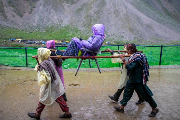 Annual Hindu Pilgrimage Amarnath Yatra begins in Baltal Sonamarg, India - 03 Jul 2026 Kashmiri Muslim palanquin bearers carry a Hindu pilgrim along a mountain path during the annual Amarnath pilgrimage to the cave shrine near Baltal some 100 km (62 miles) east of Srinagar. Thousands of Hindu pilgrims braving sub-zero temperatures begin the annual Amarnath Yatra trekking across glaciers, steep mountain trails and high altitude terrain to reach the sacred Amarnath cave shrine in the Himalayas of Indian-administered Kashmir. The cave houses a naturally formed ice stalagmite revered by devotees as a symbol of Lord Shiva, one of Hinduism s principal deities. The pilgrimage, which runs from July 3 to August 28 is expected to draw thousands of dev Copyright: xFaisalxBashirx xSOPAxImagesx 16AmarnathPilgrimage2026