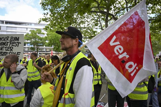 Union members stage nationwide strike in Berlin BERLIN, GERMANY - JULY 03: Members of the United Services Union (Ver.di) gather for a rally during a nationwide strike in Berlin, Germany on July 03, 2026. Retail and trade workers across Germany staged a warning strike after collective bargaining negotiations with employers remained deadlocked. Halil Sagirkaya Anadolu Berlin Germany. Editorial use only. Please get in touch for any other usage.  Copyright: x2026xAnadoluxHalilxSagirkayax