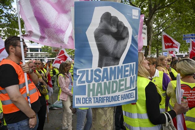 Union members stage nationwide strike in Berlin BERLIN, GERMANY - JULY 03: Members of the United Services Union (Ver.di) gather for a rally during a nationwide strike in Berlin, Germany on July 03, 2026. Retail and trade workers across Germany staged a warning strike after collective bargaining negotiations with employers remained deadlocked. Halil Sagirkaya Anadolu Berlin Germany. Editorial use only. Please get in touch for any other usage.  Copyright: x2026xAnadoluxHalilxSagirkayax