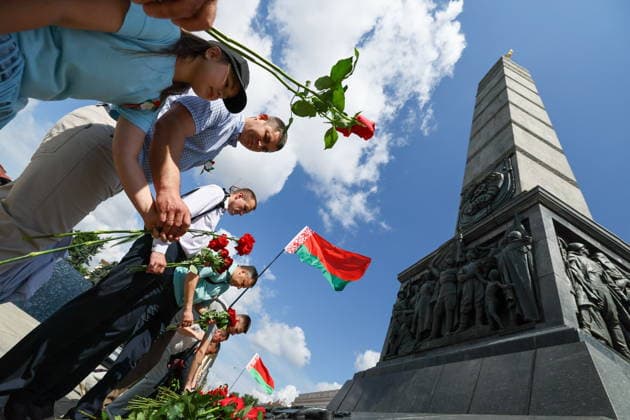 BELARUS, MINSK - JULY 3, 2026: Citizens lay flowers at the Victory Monument during a ceremony on Independence Day Minsk Belarus  - ZUMAt113 20260703_zaa_t113_084 Copyright: xMaximxMalinovskyx