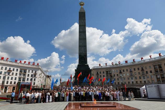 BELARUS, MINSK - JULY 3, 2026: A ceremony takes place to lay flowers at the Victory Monument on Independence Day Minsk Belarus  - ZUMAt113 20260703_zaa_t113_085 Copyright: xMaximxMalinovskyx
