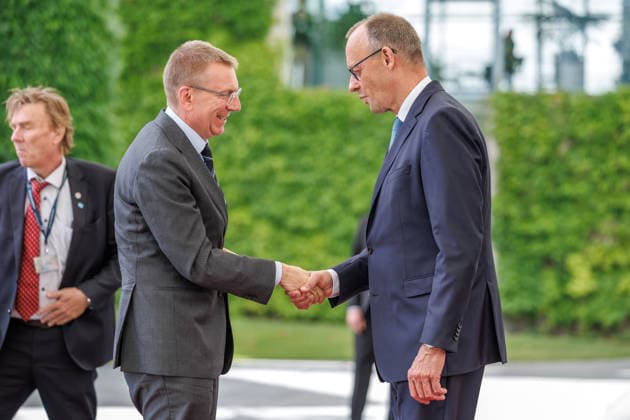 Pressebegegnung des BK mit den Staats- und Regierungschefs der drei baltischen Staaten im Bundeskanzleramt in Berlin am 03.07.2026. Bundeskanzler Friedrich Merz (CDU) begruesst Präsident von Lettland Edgars Rinkevics. Berlin Berlin Deutschland Kanzleramt *** Press conference held by the Federal Chancellor with the heads of state and government of the three Baltic states at the Federal Chancellery in Berlin on July 3, 2026. Federal Chancellor Friedrich Merz (CDU) welcomes Latvian President Edgars Rinkevics. Berlin, Germany, Federal Chancellery